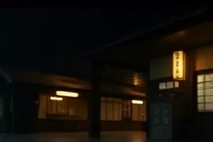 走廊尽头亮着一盏灯的放映室门口