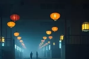 床头灯下摊开的笔记本与一支笔