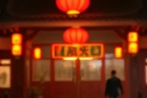 修复台上铺开的十六毫米胶片卷
