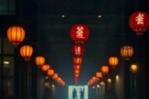 末班地铁车厢里亮着的到站提示灯